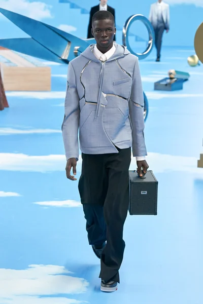 Look 16